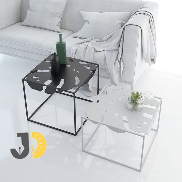 طقم طاولتين معدنيتين بتصميم أوراق باللونين الأسود والأبيض
Modern black and white metal tables with leaf design