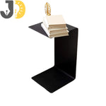Load image into Gallery viewer, طاولة جانبية معدنية سوداء بتصميم حرف C بجانب الأريكة
Black metal C-shaped side table beside sofa
