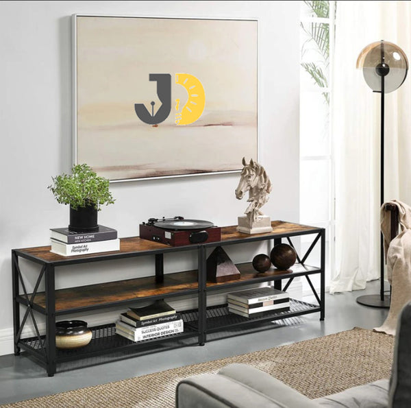 طاولة تلفاز صناعية من الخشب والمعدن بثلاث طبقات في غرفة معيشة أنيقة
Industrial 3-tier wood and metal TV console table in a modern living room