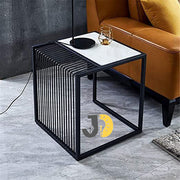 طاولة جانبية رخام ومعدن أسود بتصميم عصري أنيق
Modern black metal and marble side table with elegant design
