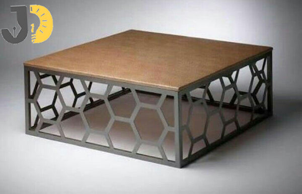 طاولة قهوة خشب ومعدن مربعة بتصميم هندسي عصري
Square wood and metal coffee table with modern geometric design