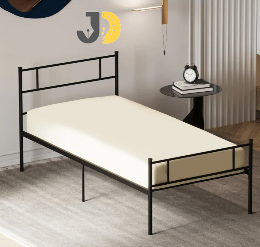 سرير مفرد معدني أسود بتصميم عصري بسيط في غرفة نوم حديثة
Black metal single bed frame with minimalist design in a modern bedroom