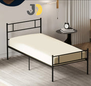 سرير مفرد معدني أسود بتصميم عصري بسيط في غرفة نوم حديثة
Black metal single bed frame with minimalist design in a modern bedroom