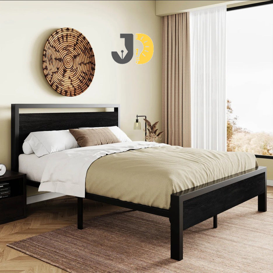 سرير خشبي معدني أسود بتصميم بسيط في غرفة نوم حديثة
Black wood and metal bed frame in a modern bedroom
