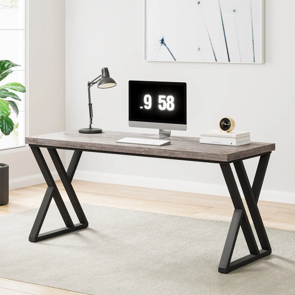 مكتب خشبي بإطار معدني على شكل X في غرفة مكتبية عصرية
Wood desk with X-frame metal legs in a modern office room