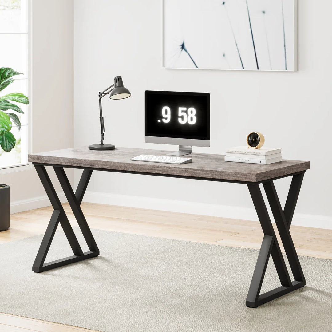 مكتب خشبي بإطار معدني على شكل X في غرفة مكتبية عصرية
Wood desk with X-frame metal legs in a modern office room