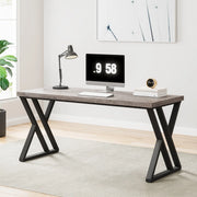 مكتب خشبي بإطار معدني على شكل X في غرفة مكتبية عصرية
Wood desk with X-frame metal legs in a modern office room