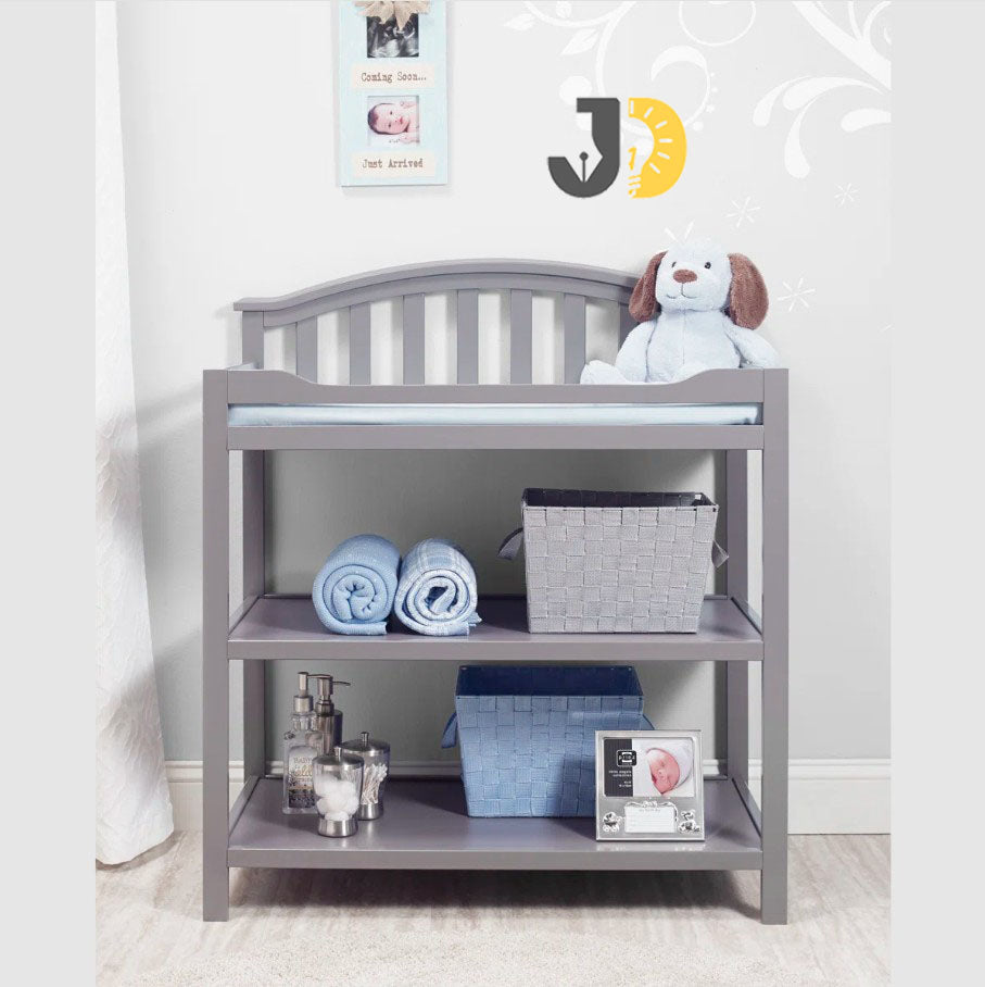 طاولة تغيير حفاضات رمادية بثلاثة رفوف تخزين – Grey baby changing table with three storage shelves