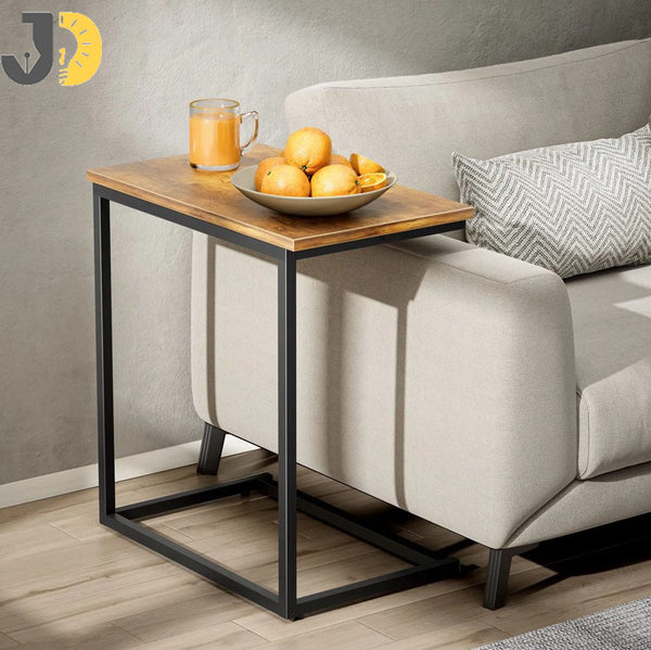 طاولة جانبية خشبية بإطار معدني أسود بجانب الأريكة
Wooden side table with black metal frame beside sofa