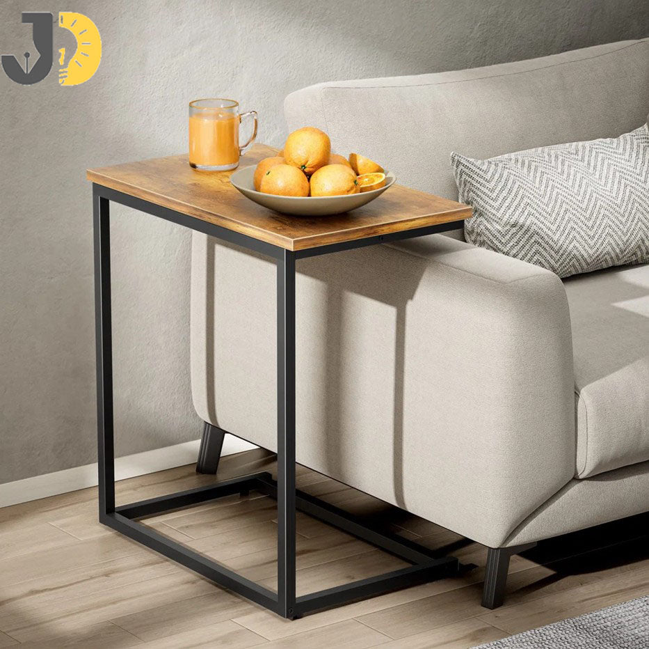 طاولة جانبية خشبية بإطار معدني أسود بجانب الأريكة
Wooden side table with black metal frame beside sofa