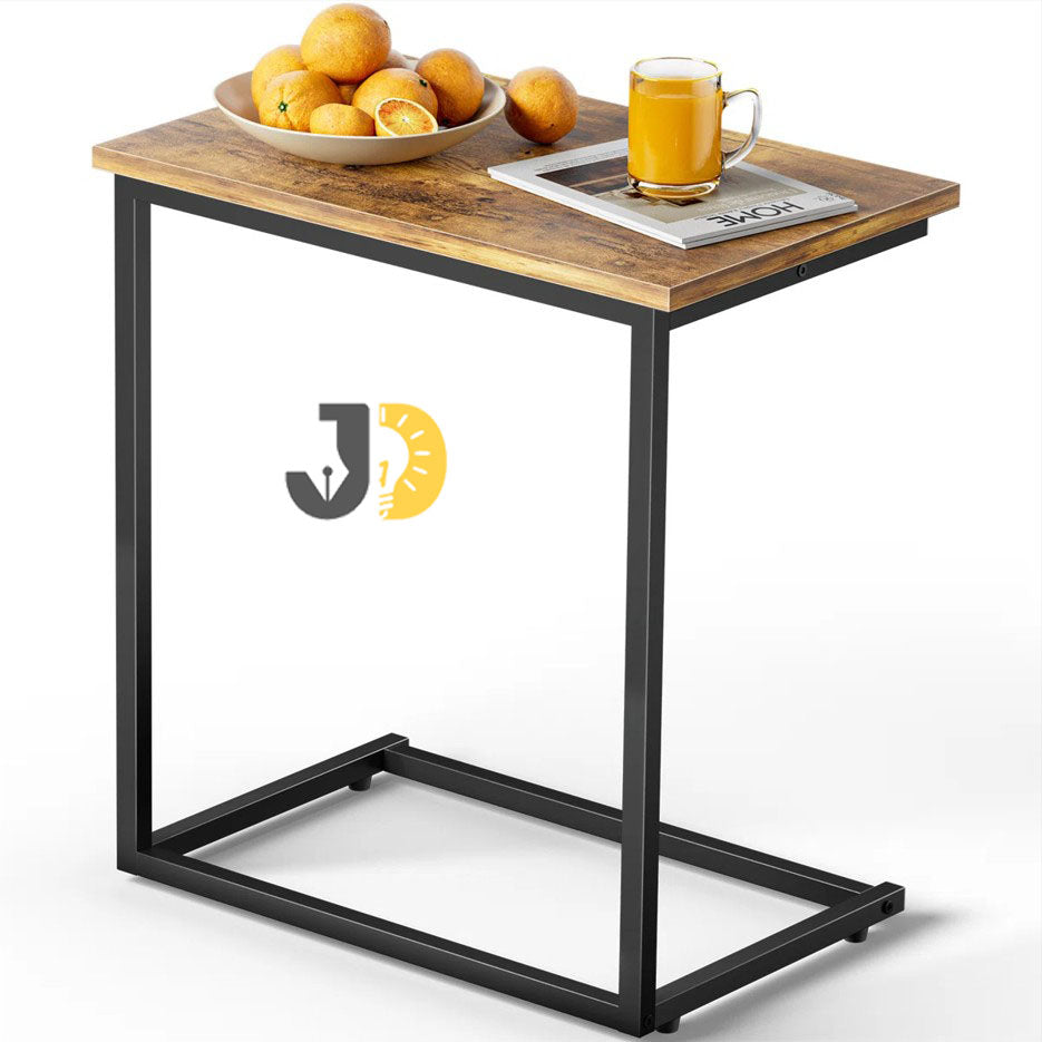طاولة جانبية خشبية بإطار معدني أسود بجانب الأريكة
Wooden side table with black metal frame beside sofa