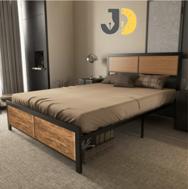 سرير يجمع بين الخشب الطبيعي والمعدن الأسود لتصميم صناعي عصري ومتين – مثالي لغرفة نوم أنيقة ومريحة.
Industrial-style wood & metal bed with sturdy frame – perfect for a stylish, cozy bedroom.