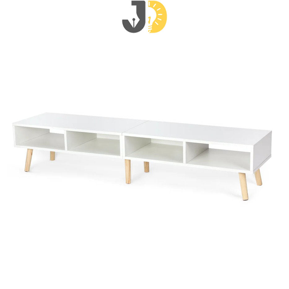 طاولة تلفاز بيضاء بتصميم اسكندنافي أنيق وأرجل خشبية طبيعية. مثالية لغرف المعيشة العصرية والمنظمة.
Elegant Scandinavian-style white TV stand with wooden legs, perfect for modern living rooms.