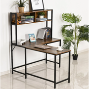 مكتب زاوية خشبي بإطار معدني ورفوف تخزين في مكتب منزلي
L-shaped wooden desk with metal frame and storage shelves in home office