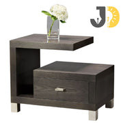 طاولة جانبية خشبية بتصميم عصري مع درج تخزين أنيق – مثالية لغرف النوم والمعيشة.
Modern wooden side table with sleek storage drawer – perfect for bedrooms or living rooms.
