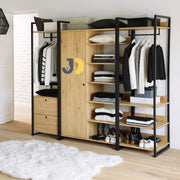 خزانة مفتوحة متعددة الأقسام تجمع بين الأناقة العملية والمتانة لتخزين أنيق ومنظم.
Multi-section open wardrobe combining elegant design with durable functionality.
