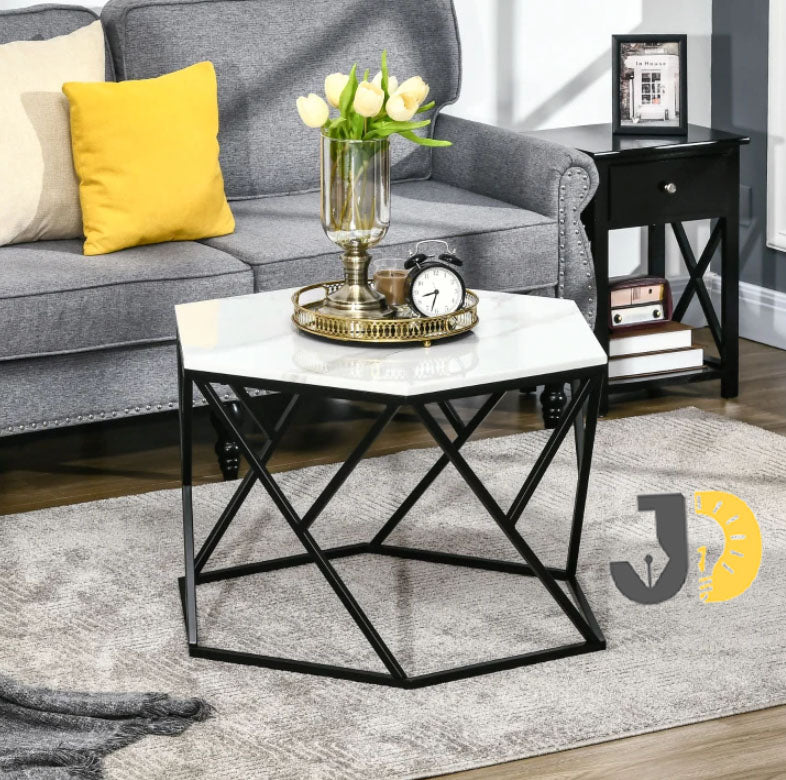 طاولة قهوة سداسية من الرخام والمعدن باللونين الأبيض والأسود
Hexagonal white marble and black metal coffee table