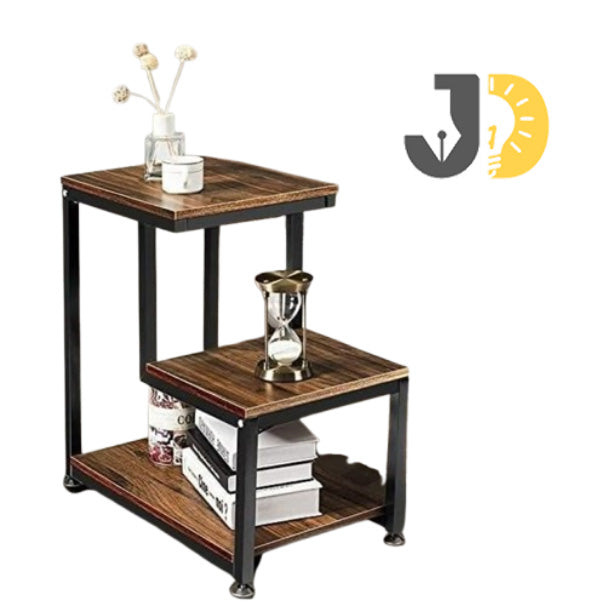 طاولة جانبية خشبية معدنية بثلاث مستويات بجانب السرير في غرفة عصرية
Wood and metal three-tier side table beside bed in modern bedroom