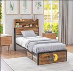 Load image into Gallery viewer, سرير مفرد خشبي معدني مع رف علوي ومساحة تخزين في غرفة نوم عصرية
Wood and metal single bed with headboard shelf and under-bed storage in a modern bedroom
