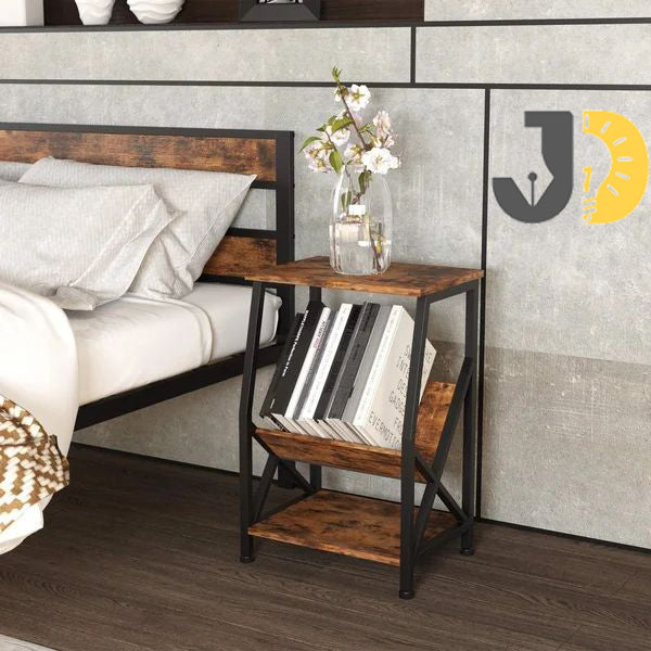 طاولة جانبية خشبية معدنية بثلاث رفوف بجانب سرير في غرفة عصرية
Wood and metal side table with three shelves beside a bed in a modern room